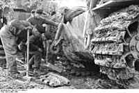 Archivo:Bundesarchiv Bild 101I-311-0904-21, Italien, Panzer VI (Tiger I), Reparatur