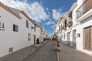 Archivo:Calle San Miguel, Altea, Alicante, España, 2023-01-21, DD 30