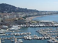 Archivo:Cannes - port et croisette