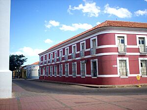 Archivo:Casa de las 100 ventanas