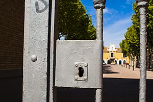 Archivo:Cerradura Principal de la Puerta de Hierros de Albacete