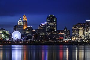 Archivo:Cincinnati night skyline from Covington, January 2019 (2)