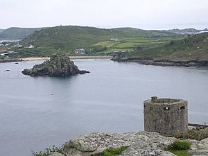 Archivo:Cromwell's Castle, Tresco overlooking Bryher - geograph.org.uk - 885110