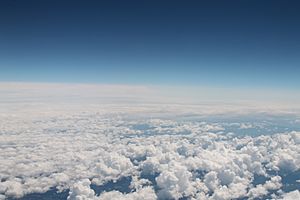 Archivo:Cumulus clouds as seen from an airplane