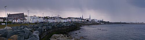 Archivo:Dún Laoghaire promenade