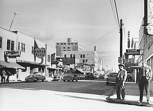 Archivo:Downtown street in Fairbanks 1955 Meyer