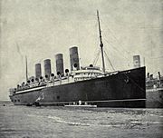 Archivo:EB1911 Ship, Cunard Liner, Mauretania, with Turbinia alongside