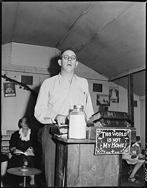 Archivo:Eli Sanders, pastor at the Pentecostal Church of God, he is a tipple worker and track loader at P V & K Coal Company... - NARA - 541346