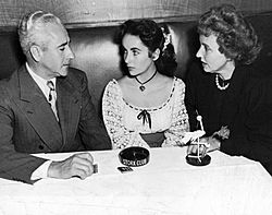 Archivo:Elizabeth Taylor with parents at Stork Club 1947
