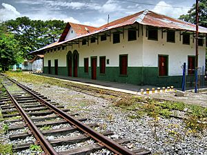 Archivo:Estación del Ferrocarril Útica