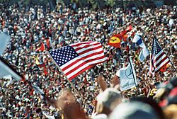 Archivo:Flag crowd