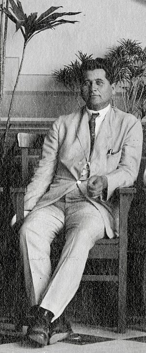 Archivo:Governor Felipe Carrillo seated, Yucatan, Mexico 1923