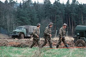 Archivo:Grenztruppen der DDR auf Patrouille (1979)