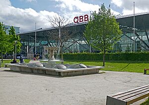 Archivo:Hauptbahnhof Linz 2023 mit Brunnen