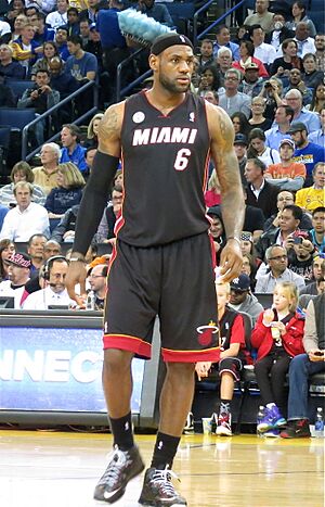 Archivo:LeBron James at GSW