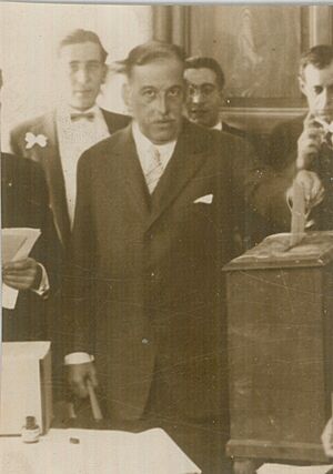 Archivo:Luis Alberto de Herrera votando