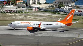 Maho Beach (SXM) C-GLRN (31711398327).jpg