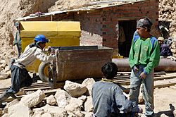 Archivo:Miners at Work Potosi (pixinn.net)