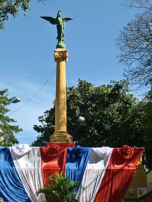 Archivo:Monumento a los Comuneros y Escalinata de Antequera y Castro, en Asunción