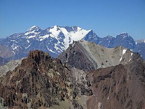 Archivo:Nevado El Plomo, Cerro Juncal to the South