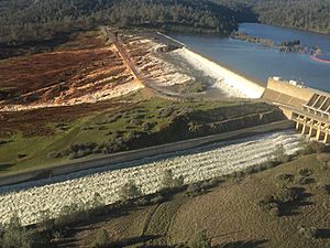 Archivo:Oroville dam spillover 2017-02-11