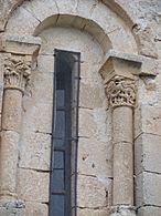 Pecharroman iglesia San Andres ventana romanica y capiteles lou