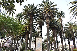 Archivo:Plaza y Monumento a Luis de Fuentes Tarija - Bolivia
