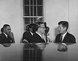 Archivo:President John F. Kennedy with President of Ecuador, Dr. Carlos Julio Arosemena Monroy