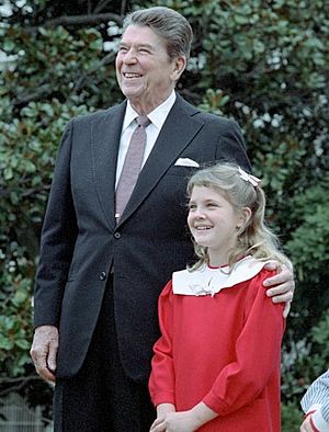 Archivo:President Reagan with Drew Barrymore at a ceremony launching the Young Astronauts program on the south lawn. October 17, 1984