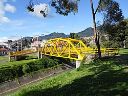 Archivo:Puente sobre el río Fucha Bogotá