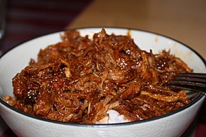 Archivo:Pulled pork over rice