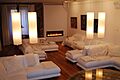 Sala de estar con chimenea a gas