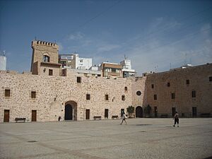 Archivo:Santa Pola. Castillo. Plaza 2
