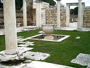 Archivo:Sardis Synagogue courtyard