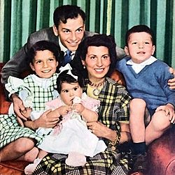 Archivo:Sinatra family 1949