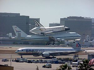 Archivo:Space Shuttle Endeavour Touchdown at LAX