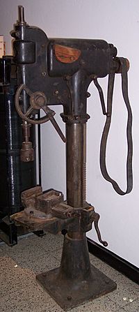 Archivo:Ständerbohrmaschine mit Transmissionsantrieb