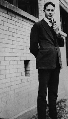 Archivo:Thomas Wolfe standing outside Vance Hall at the University of North Carolina, 1920