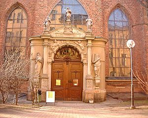 Archivo:Tyska kyrkan södra portalen mars 2007