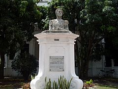UCV 2015-502 Guillermo Pinto 1983, Busto de Simón Bolívar