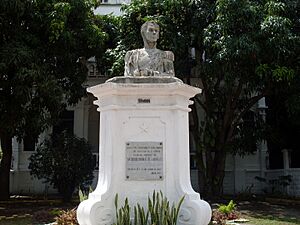Archivo:UCV 2015-502 Guillermo Pinto 1983, Busto de Simón Bolívar