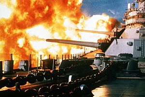 Archivo:USS New Jersey firing in Beirut, 1984