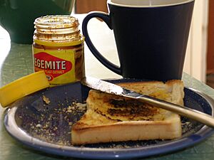 Archivo:Vegemite on toast and a cup of coffee