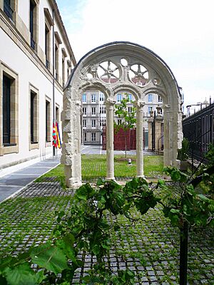 Archivo:Vitoria - Arquería del Convento de Santo Domingo en el Parlamento Vasco