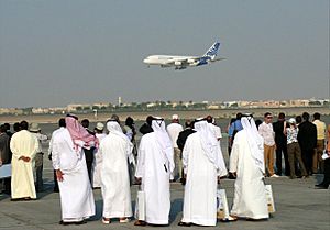 Archivo:A380 in Dubai on 13 November 2007