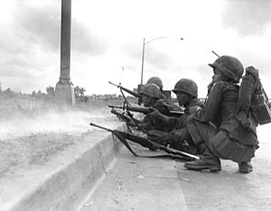 Archivo:ARVN Rangers defend Saigon, Tet Offensive
