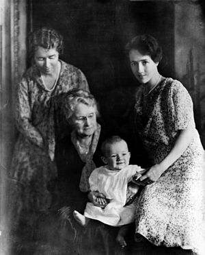 Archivo:Anne Lindbergh and son Charles Jr, mother, and grandmother cph.3b19303u