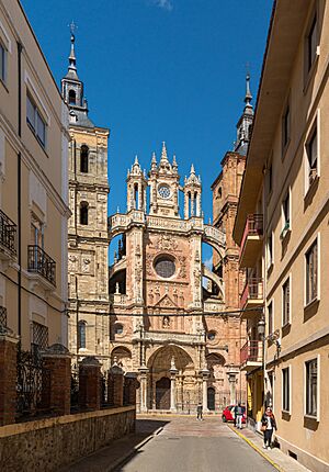 Archivo:Astorga Cathedral 2021 - between streets