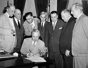 Archivo:Atomic Energy Act of 1946 signing