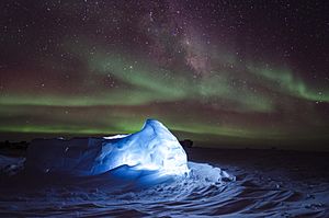 Archivo:Aurora australis dancing over an LED illuminated igloo